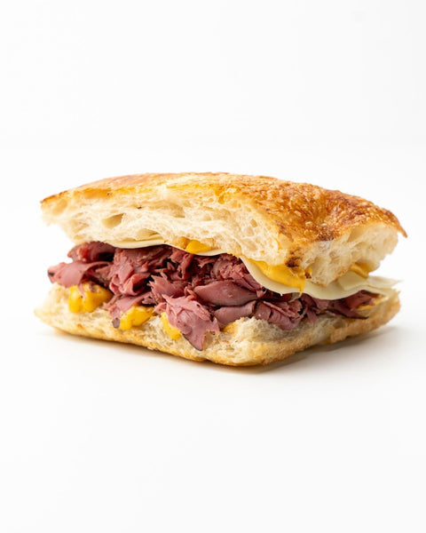 Focaccia Sandwich de Pastrami, salsa holandesa y queso Gouda