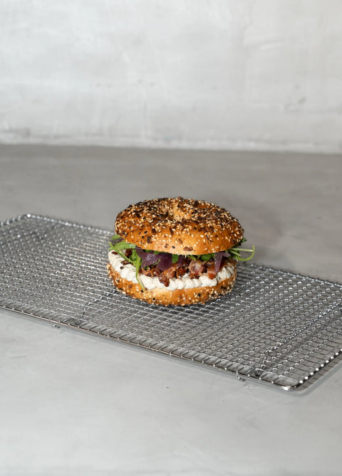 Bagel sandwich de masa madre de bacon glaseado