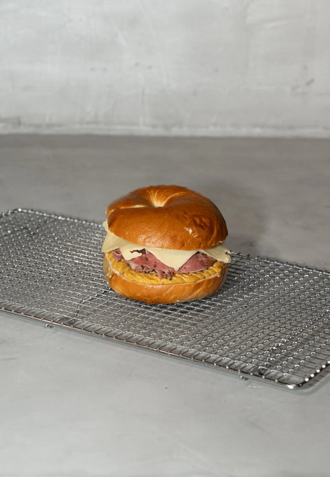 Bagel sandwich de masa madre de pastrami ahumado