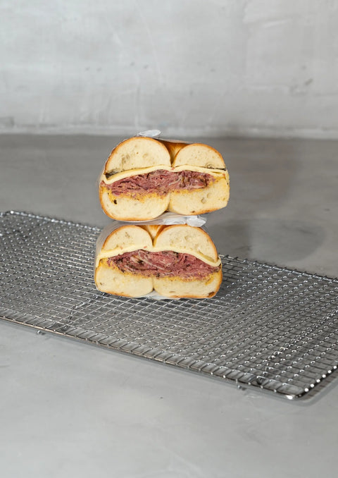 Bagel sandwich de masa madre de pastrami ahumado