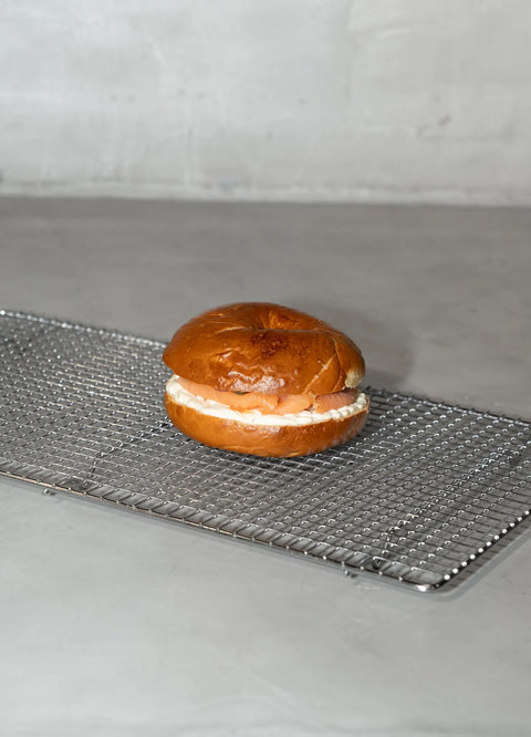 Bagel sandwich de masa madre de salmón ahumado