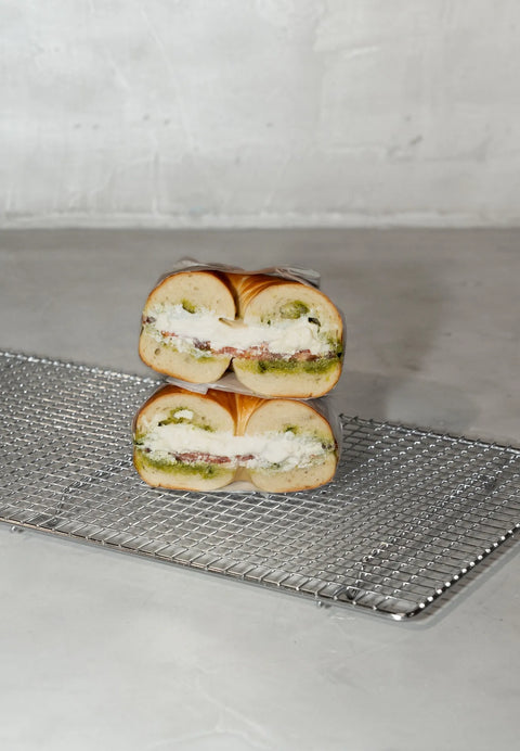 Bagel sandwich de masa madre caprese